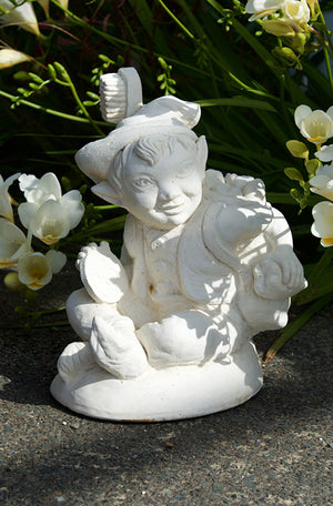 The Faraway Garden Tooth Fairy is a smaller garden statue of a little fairy character with toothbrush and 20c. It looks wonderful nestled in an herbaceous border or in a kitchen garden. The perfect gift for a child to treasure.